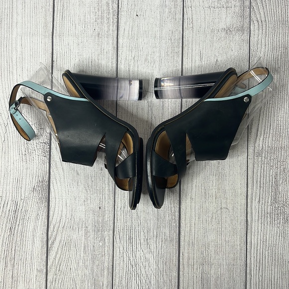 🔹 L.A.M.B. Chase Sandals with Lucite Heel - Picture 5 of 8